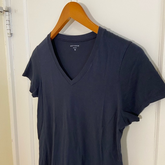 Mott & Bow Fitted V-Neck MARCY Tee Navy Size Medium - Picture 6 of 12